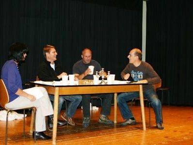 Die Theatergruppe Treff.Theater spiel auf der Kulturbühne Schruns Biedermann und die Brandstifter.